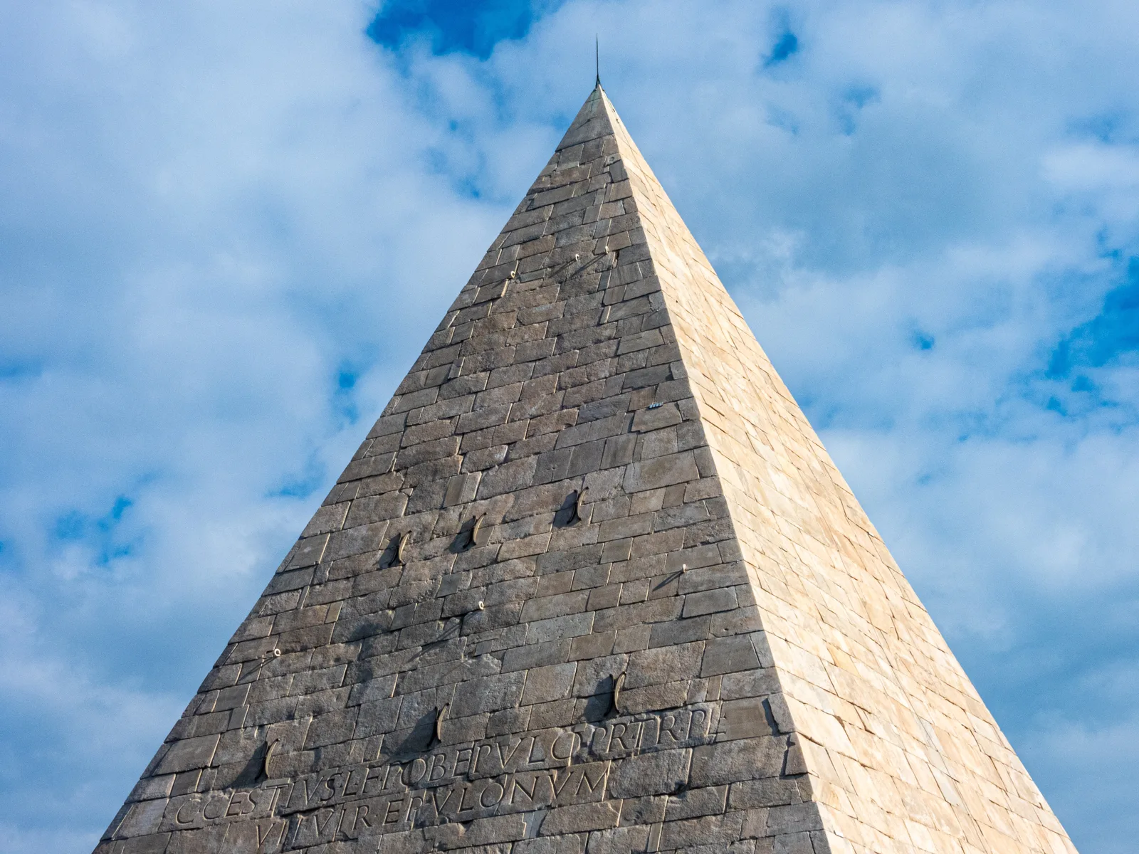 Testaccio and the origin of Rome — Pirâmide de Céstio