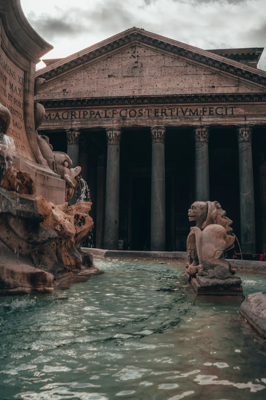Fountains, illusions and the house of the Gods — Fonte em frente ao Panteão